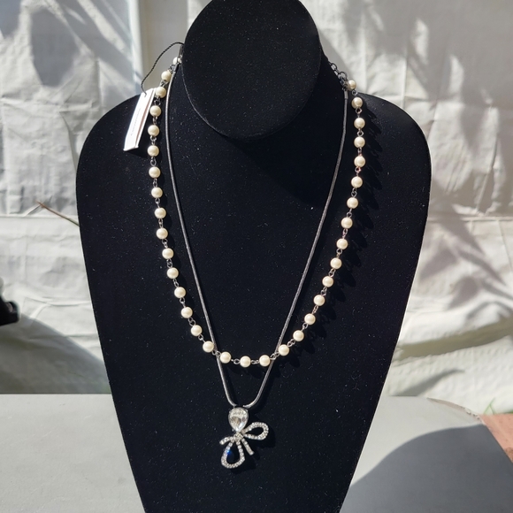 CHICO'S GLASS PEARL & BOW PENDANT NECKLACE - Picture 4 of 5